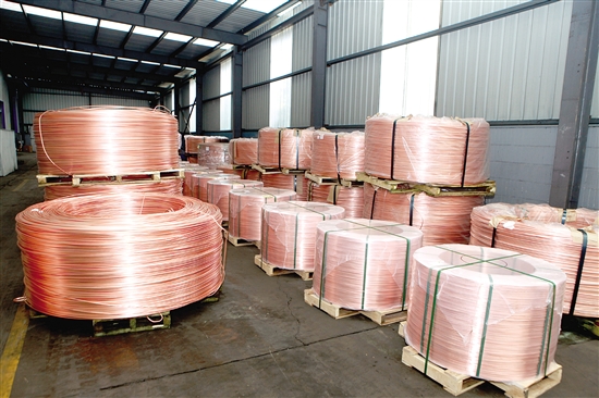 在稀土高新区希望工业园区包头华鼎铜业发展电解车间.